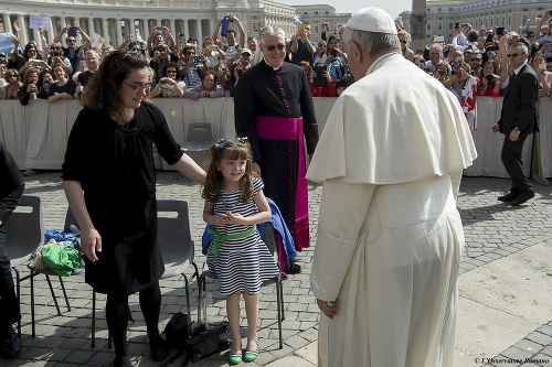 Pápež sa stretol s chorým dievčatkom. 