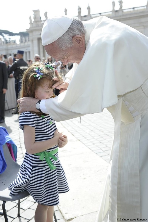Pápež sa stretol s chorým dievčatkom. 