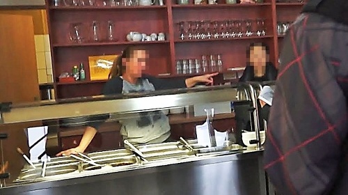 Prevádzkarka (vľavo) tvrdí, že spomínané mäso nepodávajú zákazníkom.