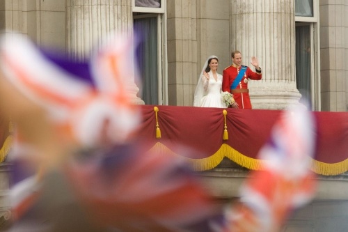 Princ William a jeho manželka Kate z balkóna v Buckinghamskom paláci zdravili tisíce svojich priaznivcov.