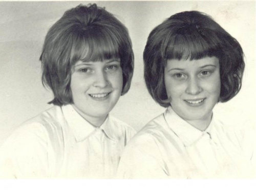 Jednovaječné dvojičky Jackie a Jo v mladosti.