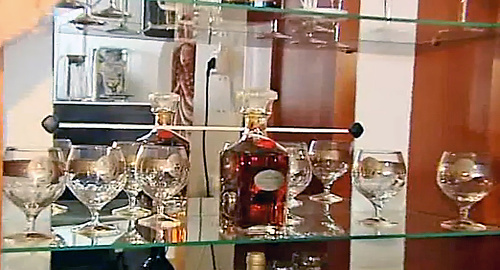 Značkový alkohol a sadu pohárov dostali manželia od Golonkovcov. 