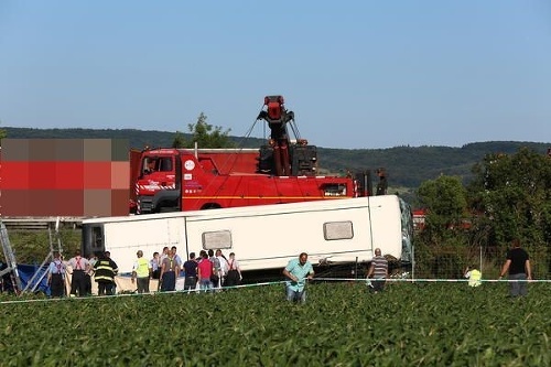 Na diaľnici D1 havaroval autobus so žiakmi gymnázia. 