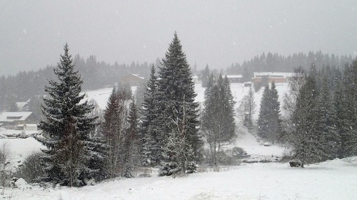 Pohľad na Šumavu. 26. apríla tam napadlo až 25 cm snehu.