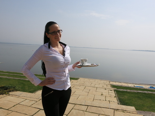 Ivana (25) už teraz môže pracovať na letnej terase v hoteli Glamour.