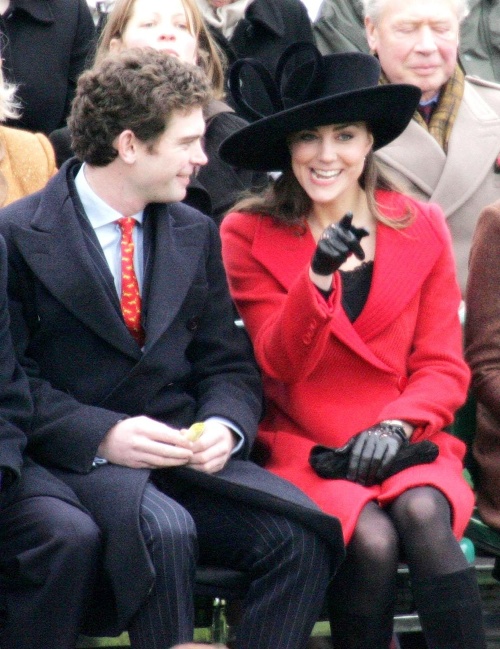 Kate Middleton v roku 2006 - takto budúca vojvodkyňa určite nesedí!