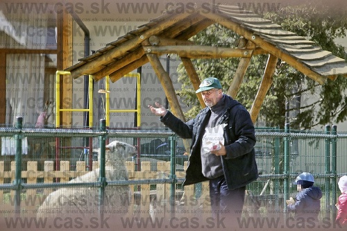 Ranč Rozálka Pezinok, 2. apríla 2016, 14.58 hod.: Bývalý šéf SIS bol so svojimi deťmi kŕmiť zvieratá suchým chlebom .
