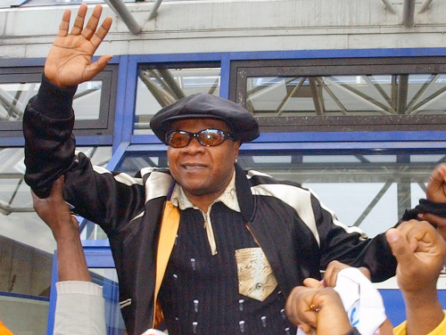Konžský spevák a hudobník, skladateľ a herec Papa Wemba.