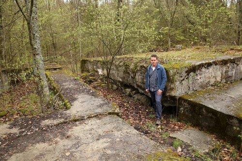 Poliak Bartlomiej Plebanczyk na mieste, kde sa podľa neho nachádza stratený poklad.