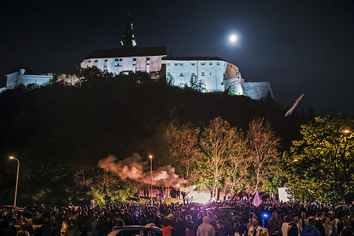 Pod Zoborom to žilo až do rána.