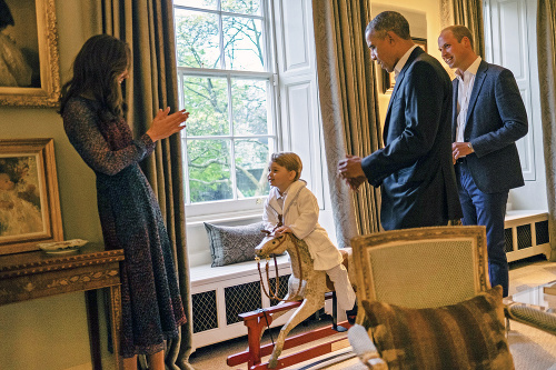 Zábava pred spaním: George sa hojdal na koníkovi od Obamu.