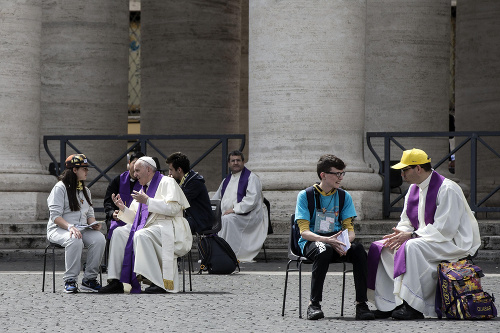 Tínedžeri dostali príležitosť vyspovedať sa pápežovi Františkovi.