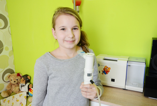 Nikola (11) z Krompách má tento starý inhalátor, no potrebovala by modernejší a hlavne rýchlejší. Ten však zdravotná poisťovňa neprepláca.