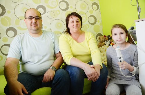 Nikola (11) so svojimi rodičmi Dagmar (39) a Petrom (38). Šiestačka trpí na závažné pľúcne ochorenie a potrebuje nový inhalátor.