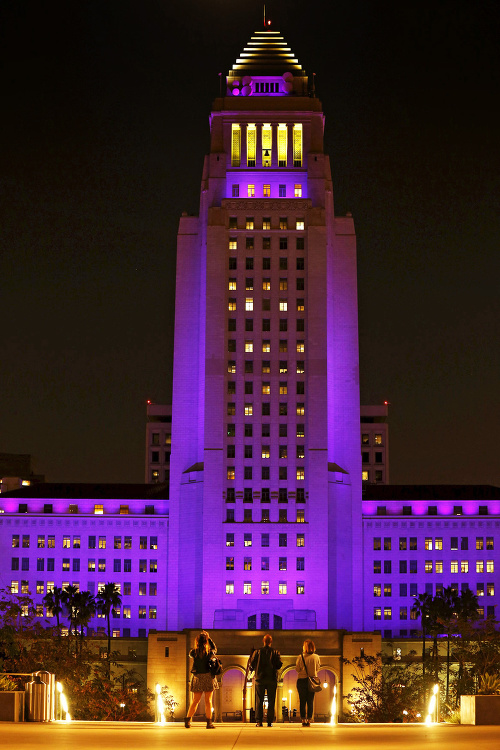 Na purpurovo vysvietili aj radnicu v Los Angeles