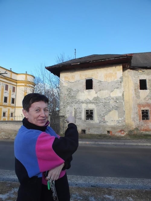 Markušovčanka Iveta Filipová (50) ukazuje na horné okno zdevastovanej kúrie vedľa kaštieľa. Tam sa totiž narodil gróg Pál Andrássy, ktorý zomrel v roku 2004 vo veku 93 rokov a je pochovaný v Markušovciach.