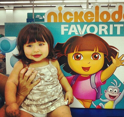 Dievčatko, ktoré vyzerá ako prieskumníčka Dora. 