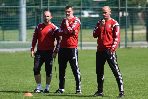 Na snímke zľava kondičný tréner FC Spartak Trnava Martin Rusňák, tréner brankárov Pavel Kamesch a nový tréner Miroslav Karhan na prvom tréningu mužstva po rezignácii hlavného trénera Ivana Hucka.