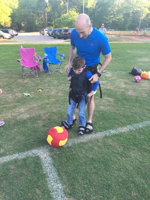 Chlapček si vyskúšal prvýkrát futbal na vlastných nohách. 