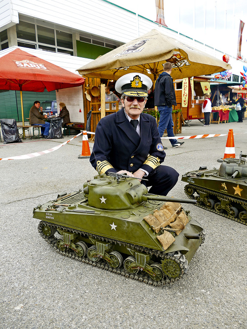 Modelár Peter Macoun pri modeli amerického tanku Sherman.