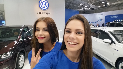 Takto sa zabávajú na autosalóne dievčatá z Volkswagen.