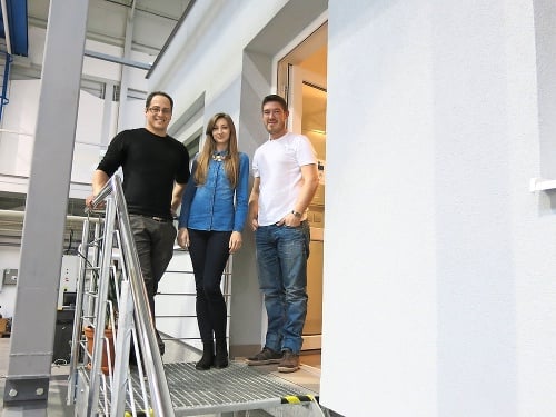 Clayton Stone (31), Petra Pavlíková (28) a Peter Holub (30) testujú vlastnosti stavby.