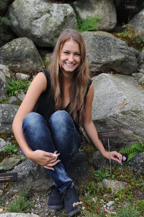 Paula Lisoňová (18) chodí trávničku obdivovať do Botanickej záhrady v Tatranskej Lomnici. Lokalitu, kde rastie vo voľnej prírode, pracovníci TANAP-u taja.