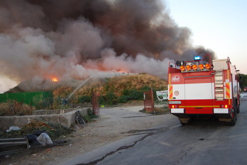 S požiarom skládky bojujú hasiči od skorého rána.