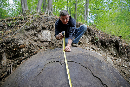 Sam verí, že kamenná guľa je stopou dávnej civilizácie.