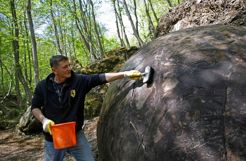 Sam verí, že kamenná guľa je stopou dávnej civilizácie.