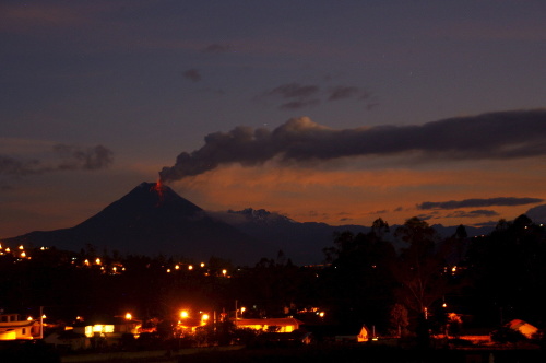 Obyvateľov hlavného mesta Ekvádoru ohrozujú až sopky z oboch strán. Na obrázku vzdialenejšia Tungurahua.