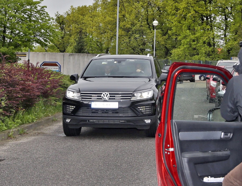 Za Ficom prišli v tomto aute ministri Rober Kaliňák a Marek Maďarič. 