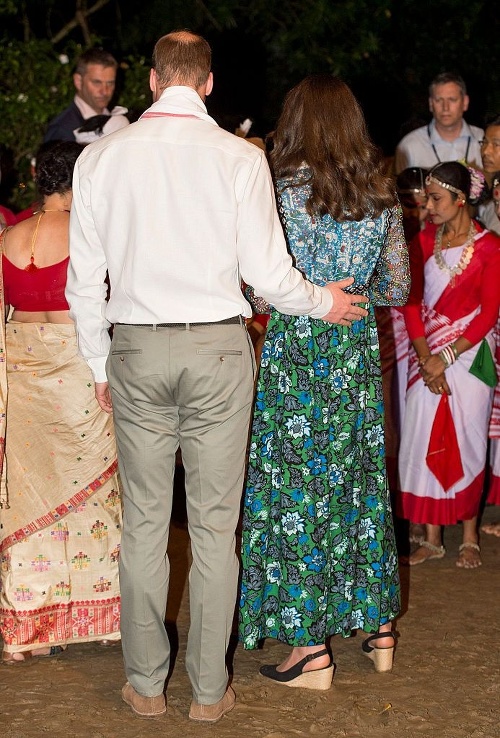 William drží džentlmensky pravú ruku na chrbte Kate. 