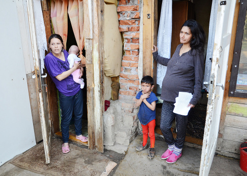 Natália (25, vľavo) s trojmesačným synom Petrom býva v nelegálnej osade. Vpravo je jej tehotná suseda.