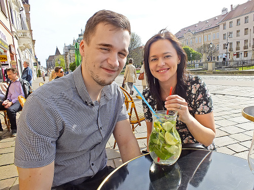 Lukáš (25) s  priateľkou Denisou si vyrazili na letnú terasu, kde si vy chutnali osviežujúci mätový nápoj.