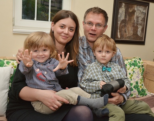 Vladimír Gürtler (43), advokát, s manželkou Svetlanou (31) a deťmi Gregorom (3,5) a Félixom (1,5).