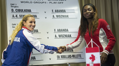 Na snímke žreb prvej dvojhry sobotňajšieho zápasu Fed Cupu Slovensko - Kanada.