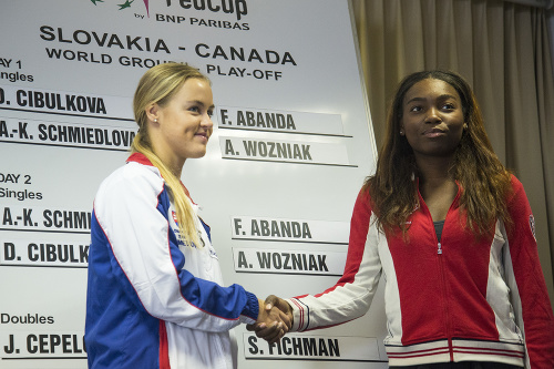 Na snímke žreb prvej dvojhry sobotňajšieho zápasu Fed Cupu Slovensko - Kanada.