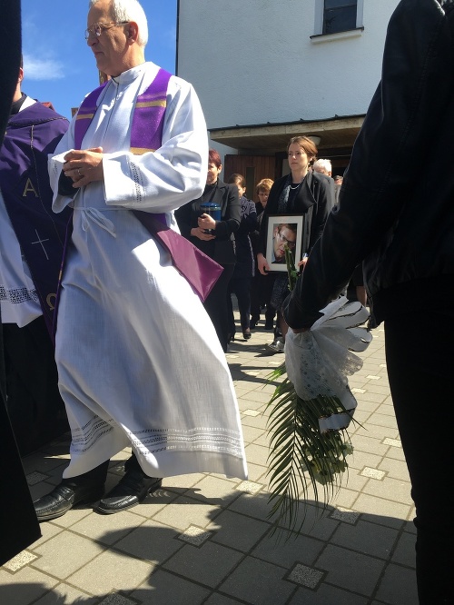 Manželka v slzách: Mladá vdova nesie fotku svojej lásky. 