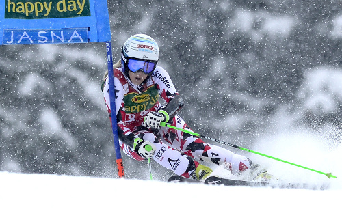 Eva-Maria Bremová je prvom kole obrovského slalomu na čele poradia.
