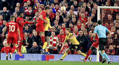 Po tejto hlavičke Lovrena (tretí zľava)  štadión Anfield  Road explodoval.  