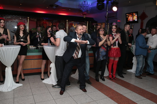 Bývalý minister spravodlivosti a sudca Harabin pobavil hostí bizarnými tanečnými kreáciami.