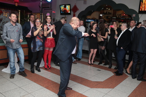 Bývalý minister spravodlivosti a sudca Harabin pobavil hostí bizarnými tanečnými kreáciami.