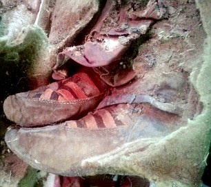 Múmia mala obuté topánky nápadne pripomínajúce  tenisky známej značky.