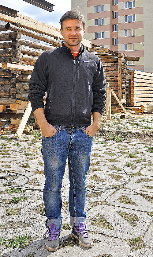 Tomáš Džadoň pripravuje demontáž dreveníc.