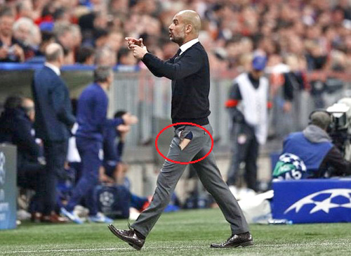 Pep Guardiola s roztrhnutými nohavicami na zápase s Portom.