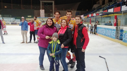 Jozefovi najbližší - otec, mamina, teta a braček Samko, tiež hokejista.