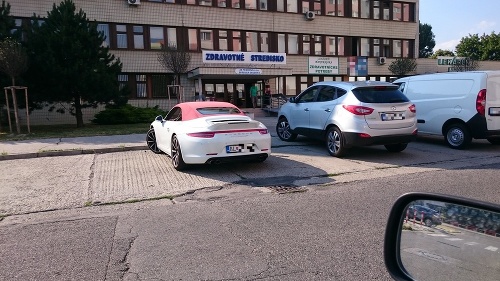 Cez dve parkovacie miesta zastalo aj Porsche.