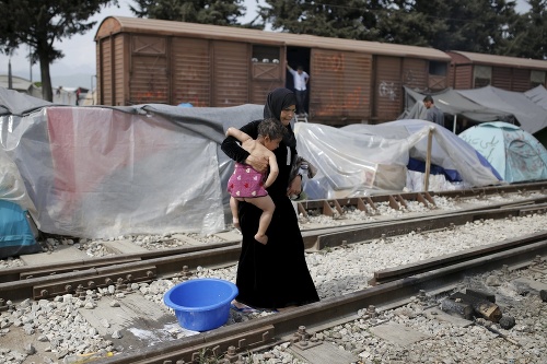 Migranti v utečeneckom tábore na grécko-macedónskych hraniciach pri Idomeni.