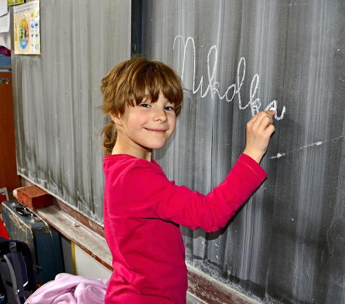 Malé dievčatko (7) zbožňuje školu a učenie.